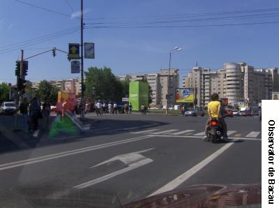 Tinerii teribilisti organizeaza adevarate curse cu motociclete si scutere prin centrul Bacaului. Fara casca, bineinteles