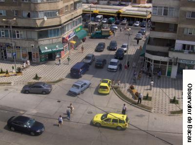 Strapungerea dintre strada Mihai Viteazu si Piata Centrala a devenit loc de parcare, desi semnul care interzice exista. Zilnic, o duzina de â€œorganeâ€ trec prin zona fara sa intervina.