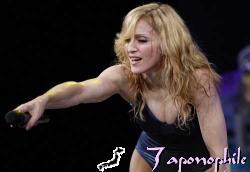 Madonna s-a distrat pe Lipscani cu gay si lesbiene