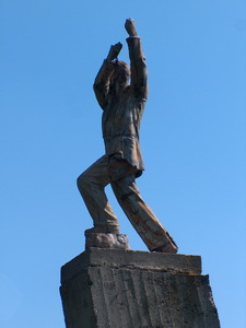 <font size=2>Legende urbane din Bacau (XVI)</font><br />  Un erou fabricat de comunisti are inca statuie in Bacau <br /><font size =2>Statuia lui Vasile Roaita se gaseste in Parcul CFR</font>