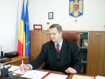 Primarul din Onesti nu renunta la anularea indemnizatiei de dispozitiv a functionarilor