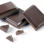 Studiu: 100 grame ciocolată neagră pe zi reduc riscul de infarct cu 40%