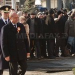 Traian Băsescu, huiduit şi la Focşani în timpul discursului şi al primirii onorului. Apoi a dansat în horă alături de simpatizanţi