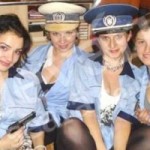 Scandal la Constanţa: Fotografie cu patru tinere în uniformă de poliţist, publicată pe Facebook