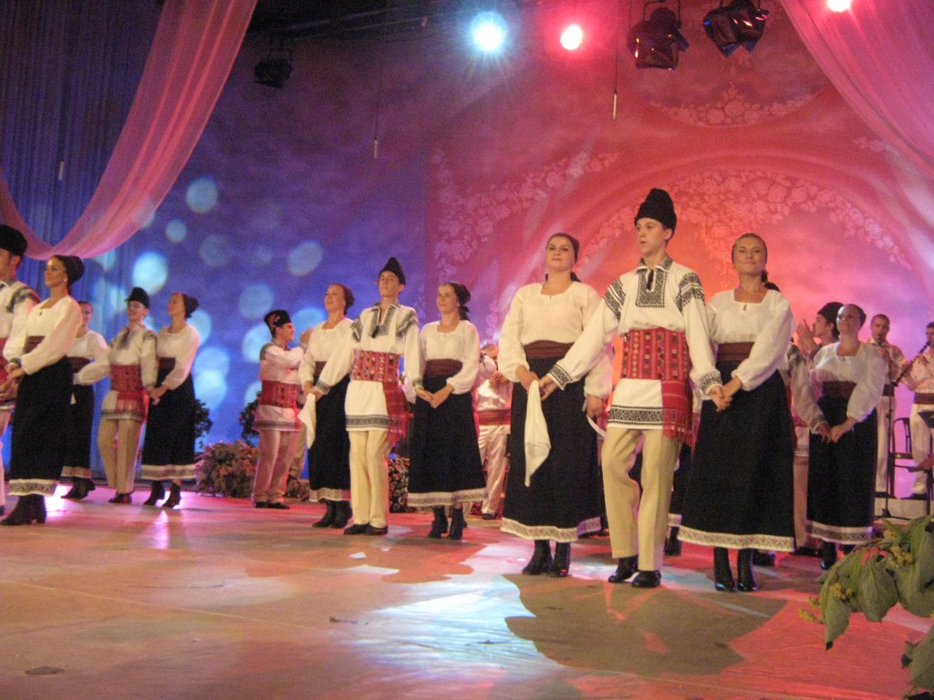 Un regal folcloric: Festivalul National “Ion Dragoi”