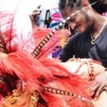Rihanna, aproape goală, s-a lăsat pipăită de un fan la un carnaval din Barbados!