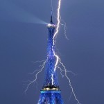 Imagine spectaculoasă: Turnul Eiffel, lovit de fulger
