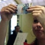 Miliarde de euro falşi tipăriţi de italieni, răspândiţi de români