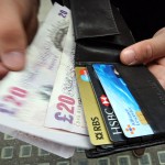 Bacau: O femeie a predat Poliției un portofel găsit, în care se aflau carduri bancare, bani și documente