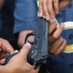 Bacau: Un client a fost amenintat cu pistolul de o taximetrista!
