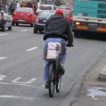Bacau: A sustras o bicicletă şi bunuri dintr-un magazin