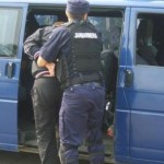 Onesti: Posesor de mandat depistat de poliţişti