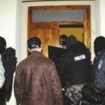 Percheziții efectuate de polițiști la domiciliile unor suspecți de furturi din locuințe