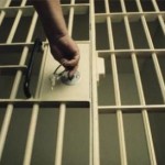 Posesor de mandat de executare a pedepsei cu închisoarea, depistat de poliţişti