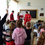 Voluntarii Crucii Rosii, alaturi de elevii bacauani