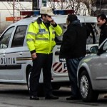Depistați de polițiști în timp ce conduceau cu permisul suspendat