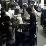 Arestaţi pentru 30 de zile după ce au sustras bani şi bunuri dintr-un magazin