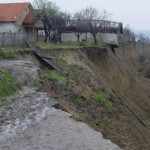 Alunecari de teren la Gasteni. Peste 40 de persoane, evacuate