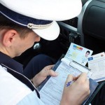 Identificat în trafic conducând un autoturism având permisul anulat din anul 2013