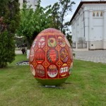 Palatul Copiilor Bacău a expus o lucrare de pictură în spațiul public: un ou pascal uriaș