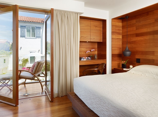 5-dormitor-modern-cu-pereti-placati-cu-lemn