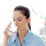 De ce este sănătos să bei multă apă