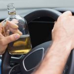 A condus un autovehicul sub influenţa băuturilor alcoolice