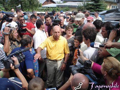 Presedintele Basescu i-a vizitat pe sinistratii de la Saucesti