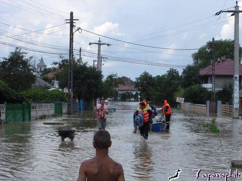 Potopul face ravagii: Viitura lasa-n urma mii de sinistrati