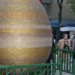 Un ou de aproape doi metri, decorat cu 55 kg de mărgele, a fost expus la Piteşti