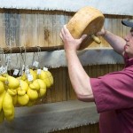 Statul italian, acuzat de concurenţă neloială pentru că ar produce brânzeturi în România