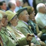 Articolul privind vârsta de pensionare – 63 de ani la femei şi 65 la bărbaţi, adoptat de Cameră