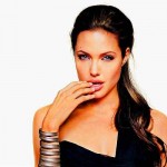 Angelina Jolie dă 250.000 $ să zboare-n Cosmos