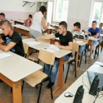 Aproximativ 54.000 de candidaţi susţin luni proba scrisă la română de la bacalaureat