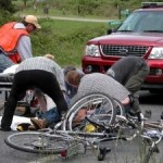 Comanesti: O minora a intrat cu bicicleta intr-o masina