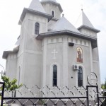 Poarta de intrare în Bacău dinspre Piatra Neamţ:Biserica Sfântului Dimitrie din Gherăieşti, în haine de sărbătoare