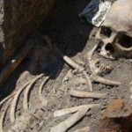 Scheletul unui vampir a fost descoperit în Marea Britanie. Avea taruse în umeri, inima şi glezne