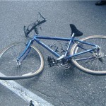 Minor pe bicicleta accidentat de un autoturism