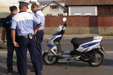 Cercetat pentru trei infracțiunii, în urma unei călătorii cu mopedul