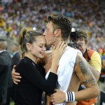 Dragostea înainte de toate » Pînă să ridice trofeul, jucătorii Germaniei au sărbătorit pe teren alături de iubitele superbe