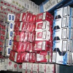 Poliţiştii au descoperit 14000 de ţigarete de contrabandă, în locuinţa unui oneştean
