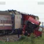 Accident feroviar în apropiere de Bacău. Un tren cu pasageri a fost lovit de un TIR
