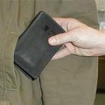 Reținut după ce polițiștii au stabilit că a sustras un portofel din geanta unei femei
