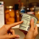 Cum se vor schimba etichetele produselor începând de mâine: Ingredientele alergene, trecute obligatoriu pe ambalaje şi în meniuri