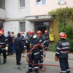 Explozie puternică într-un bloc din Bacău din cauza acumulărilor de gaze. O femeie a fost grav rănită 