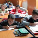 Elevii de clasa a a II-a susțin luni evaluarea la limba română, probă scrisă