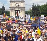 Sute  de tineri au pornit pe jos din Chișinău spre București