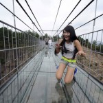 Podul de sticla suspendat la 180 de metri deasupra pamantului!