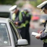 Conducea fără permis un autoturism neînmatriculat și cu număr fals