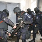 Opt cetăţeni români reţinuţi pentru 24 de ore în urma unor percheziţii